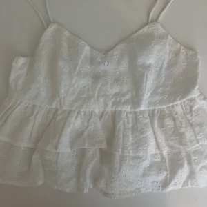 vit topp strl Xs - Söt volang topp från shein! Endast använt några få ggr💓 finns en dragkedja på sidan av toppen! Skriv för fler bilder 🫶