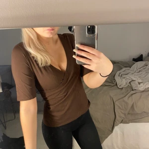 Brun t-shirt  - Säljer min bruna t-shirt med lite längre armar och v-ringad.