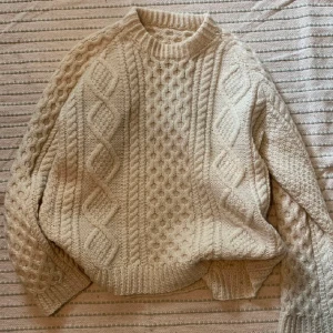 Stickad tröja  - Säljer en stickad tröja som är köpt här på Plick, passar xs-s💗 köpare står för frakt:)