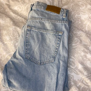 Gina tricot 90s high waist - Säljer dessa super fina jeans ifrån Gina för 150+frakt. Jag har klippt dom men inget man tänker på så skulle säga dom passar om man är 160 och neråt om man vill de ska va ner till fötterna. Inget fel ser ut som nya. Köptes för 599 för 1 år sedan 🤎 