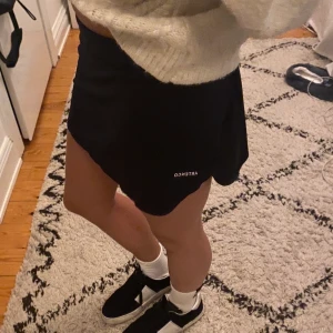 Tennis/padelkjol!  - Jättefin tennis/padelkjol från artengo! Nästan helt ny Lågmidjade jätte skön med shorts under❤️❤️