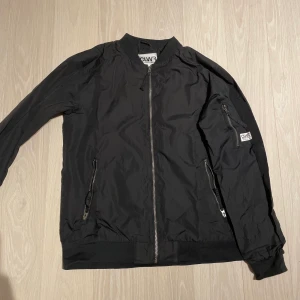 CWLR jacka - Bomber jacka med lite mer basic modell, inte så tjock men väldigt bekväm. Bra jacka med en hoodie under eller stängd, för dig som gillar det basic eller till och med gillar och mixa upp lite med olika färger