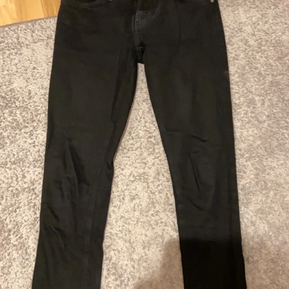 Säljer ett par hel svarta nudie jeans. Modellen heter skinny lin och är i storlek 29/30. Nypris runt 1400   Kan skickas och mötas upp. Jeans & Byxor.