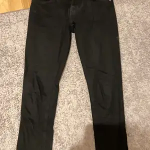Säljer ett par hel svarta nudie jeans. Modellen heter skinny lin och är i storlek 29/30. Nypris runt 1400   Kan skickas och mötas upp