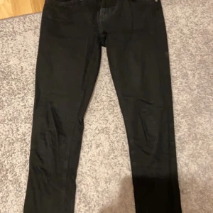 Nudie jeans 29/30 - Säljer ett par hel svarta nudie jeans. Modellen heter skinny lin och är i storlek 29/30. Nypris runt 1400   Kan skickas och mötas upp