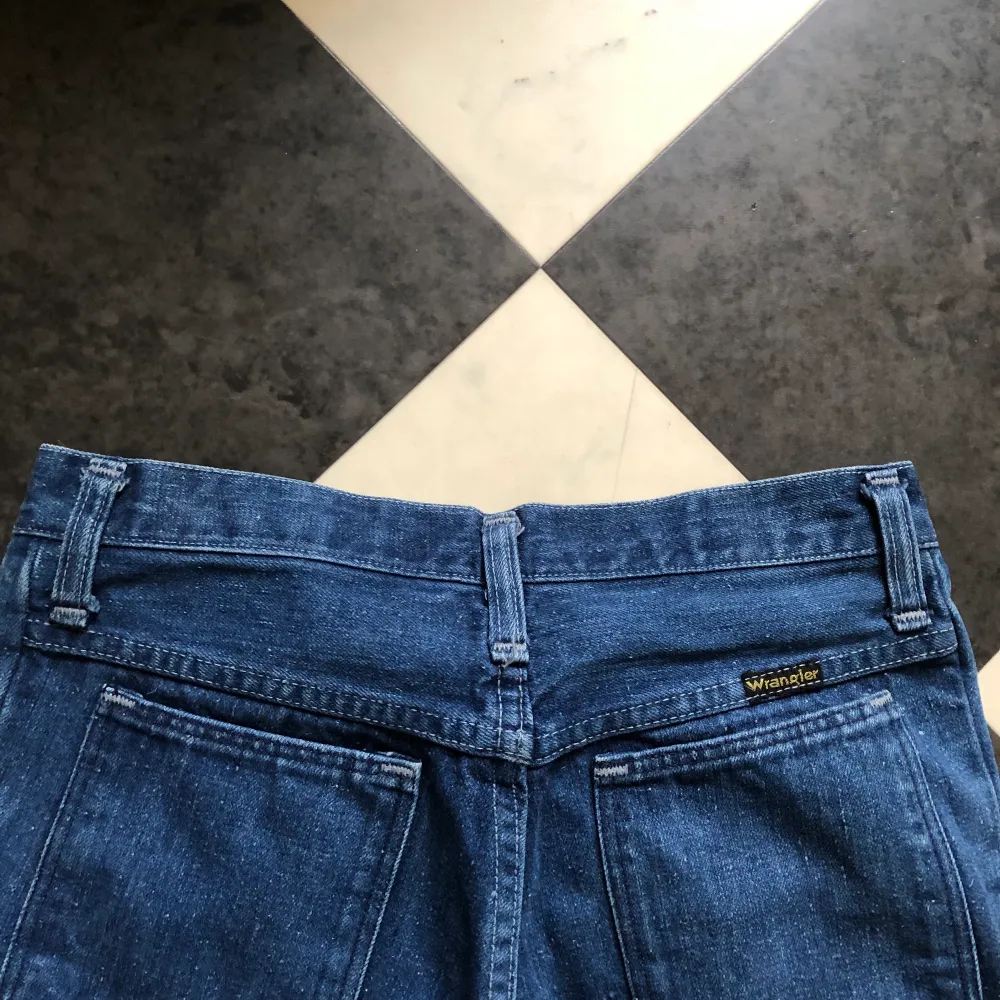 Skitsnygga jeans i mycket bra skick! Köparen står för frakt dvs 59kr  Flared Lowwaist . Jeans & Byxor.