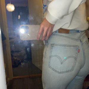Levis jeans - Säljer mina fina äkta Levis jeans för tycker dem inte passar min stil längre, köpta för 1200kr men säljer för 350kr💓 Storleken är 25 och sitter som 36 på mig! 