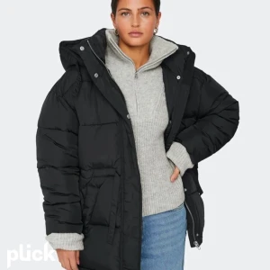 Vinterjacka  - Snygg vinterjacka, fint skick. Säljer för 500+frakt. 