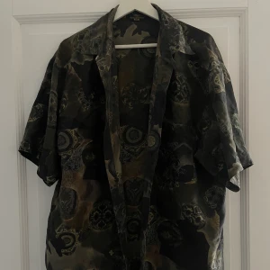 Vintage Skjorta  - Vintage skjorta från St. Michael köpt second hand i Amsterdam ☺️Väldigt snygg o simpel att t.ex ha ovanpå ett linne :} Material 100% Silke (så bekväm!!) Kan mötas upp i stan eller frakta! 