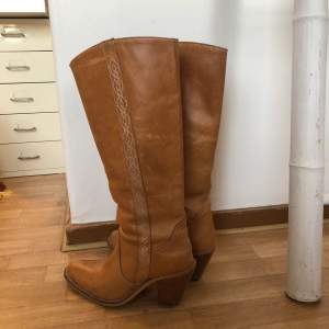 Mina älsklings cowboy boots, lite trasig klack men går att laga