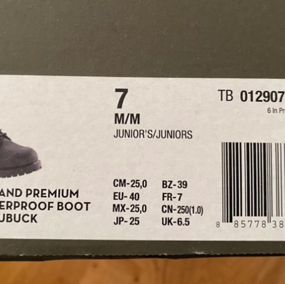 Timberland kängor i svart nubuck, waterproof. Som nya, använda ett fåtal gånger. Storlek 40. Kommer i originalkartong. . Skor.