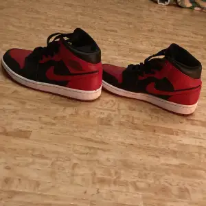 Jordans skor till salu, ingen kartong Storlek 40,5 som man ser på bilden I använt skick  Jag står ej för frakt