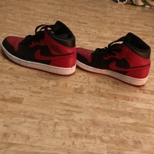 Jordans mid - Jordans skor till salu, ingen kartong Storlek 40,5 som man ser på bilden I använt skick  Jag står ej för frakt