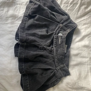 Svart kjol/shorts  - En snygg ”skort” (shorts som ser ut som kjol). Köpt på 2000-talet men har inte använts mycket. Sitter lågmidjat och som minikjol. 
