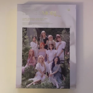 KPOP TWICE more & more album  - fint skick! Ingår allt som visas, inga photocards.