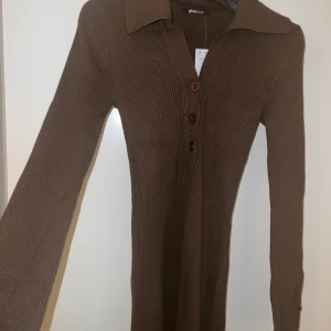 Stickad klänning från Gina tricot - Helt ny stickad klänning från Gina Tricot! Storlek S
