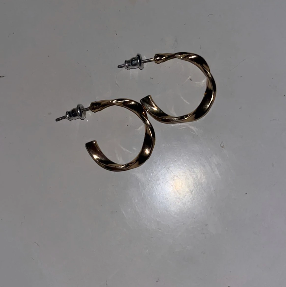 Fina guldiga öronhängen 