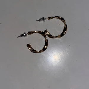 Fina guldiga öronhängen  - Guldiga öronghängen. (Inte äkta) Kommer inte ihåg vart jag köpt ifrån.