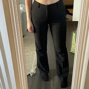 Svarta kostymbyxor - Kostymbyxor från bikbok som blivit lite för små:(