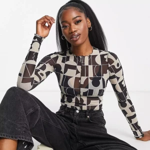 Monki – Topp med långa ärmar och fyrkantsmönster i mesh - Nu topp från monki i storlek xxs/xs 