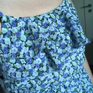 Somrig blommig klänning i storlek XS från Cubus. Använd ett fåtal gånger och i väldigt bra skick. Säljer den då den börjar bli för liten för mig.