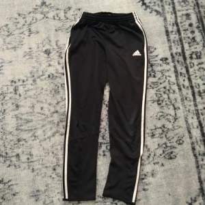Adidas byxor - Använda Adidas byxor, har ett hål på högra knät.