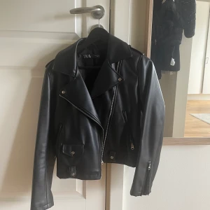 Skinnjacka - Säljer denna skinnjackan, knappt använd då den är för liten. Så ser ut som ny. Storlek M men passar mer S. 
