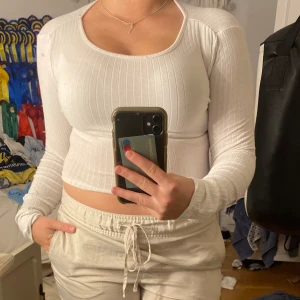 Söt topp  - Jätte söt topp som är öppen i ryggen. Stretchig men lite genomskinlig❤️köparen står för frakten❤️