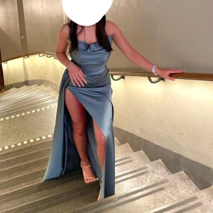 Fest klänning  - Hade endast på mig den 1 gång, den är väldigt fin och har ej några skador eller trådar som är lösa! Väldigt ren och fin(har tvättat den!)  Nyans: kall blå/grön 