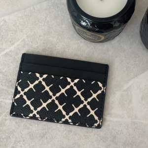 Korthållare  - Säljer en by Malin Birger korthållare en helt ny då jag råkade beställa två. För fler frågor eller bilder kontakta. Nypris runt 600 kr❤️❤️