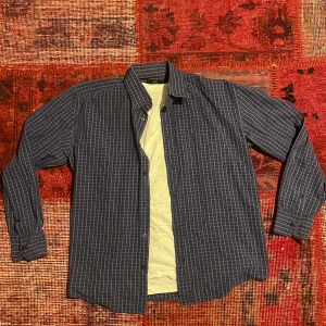 Joy skjorta - Fet skjorta från joy, den har en tvär skön färg och är i prima skick! Det står att den är XL men om man gillar att ha lite pösigare så funkar de för er som är stor M liten L (skriv för mer info!!)