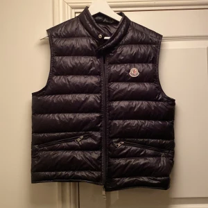 Moncler gui väst  - Västen är helt ny , äkta såklart. Storlek 2 som motsvarar S fits M. Kan gå ner i pris vid snabbaffär. 
