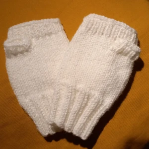 Nya vita torgvantar stl S/M - VINTERREA! Ett par härligt vita torgvantar! Jag har stickat dem i ett garn som är varmt och skönt, men inte stickigt. Kan tvättas i 40 grader. Pris 87kr+ frakt som vanligt brev. Totalt 100 kr inkl. frakt. Ord pris 115 kr. Följ mig så ser du nya annonser!