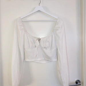 Vit topp från Bianca Ingrossos kollektion för Nelly - Så fin topp från Biancas kollektion för Nelly🤍 Använd en gång. 