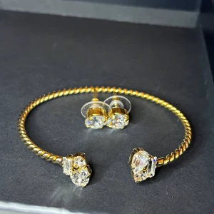 Caroline Svedbom smycke - Aldrig använt Armbandet kan dras inplocka storlekar  Nypris ca 900-1000kr