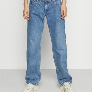 Weekday jeans - Weekday jeans, köptes för cirka 3 månader sedan! Säljs eftersom de är lite stora för mig och har inte så stor andvändning för de ❤️Köptes i butik för 550kr!