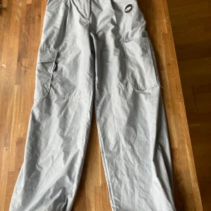 Cargobyxor - Extremt snygga cargobyxor från Ugly Shadows. Tyvärr lite för små för mig i midjan. Bedömer att de är storlek XS-S (står M i dem).