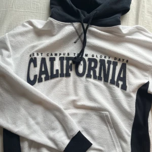 Hoodie med trycl - Jättefin hoodie med tryck! ☺️ Vit med marinblå luva och detaljer. Köpt för 2 år sedan på Pull&Bear i Sthlm. Jag har tyvärr inte fått använding för den så dags för ny ägare. Nyskick! Storlek S men skulle passa M också, är oversized.