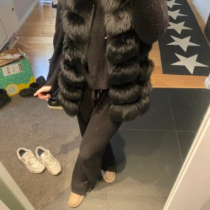 Äkta päls väst - Säljer min skit snygga äkta päls väst, kan tänka mig gå ner i pris vid snabb affär!