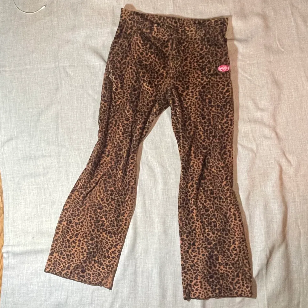 Utsvängda skitsnygga leopard byxor från Omighty. Tyget är mjukt och lite lurvigt vilket gör dem otroligt sköna att ha på sig. Dem är i bra skick med tanke på hur mycket jag använt dem. Sitter superbra, långa nog (jag är 172) och lågmidjat! Storlek:M. Jeans & Byxor.