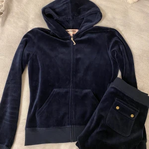 Juicy couture strack suit mjukisset - Säljer detta syperfina juicy couture mjukissetet som aldrig är använt 💗både jackan och mjukisbyxorna
