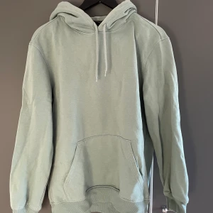 Hoodie  - Jättefin grön hoodie i storlek S från H&M! Inte mycket använd alls