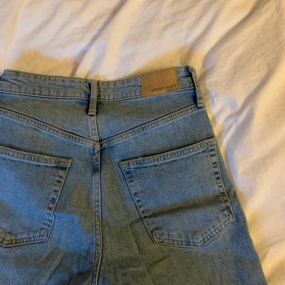 Jeans med slitningar ifrån Gina Tricot, Storlek: 34. Använda några gånger💓. Jeans & Byxor.