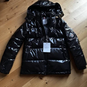 Moncler Maya - Säljer en helt ny Moncler Maya. Tror inte den är äkta, blev lurad då jag fick fel storlek. Storlek S i herr/unisex (därav för stor för mig) passar även en större S eller en M i dam. Annars väldigt fin, lite platt nu då den är oanvänd. Kom med ett bud❤️