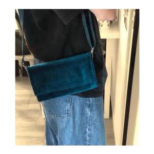 En jättesöt liten väska (12x21 cm) i ett velour liknande material (vet ej om det är riktig velour) 🪷