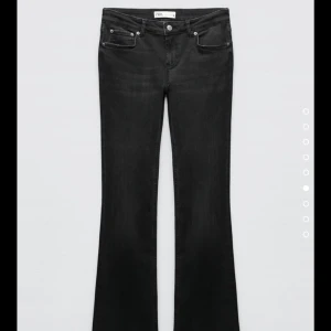 Lågmidjade svarta jeans  - Säljer dessa supersnygga lågmidjade jeansen som tyvärr är för stora på mig💗väldigt bra skick. hör av dig vid frågor eller om du är intresserad!
