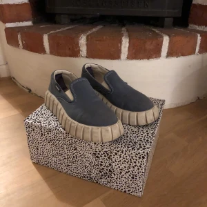 Eytys  - Säljer mina supernajs eytys skor! Använda, men går att tvätta på sulan🧼säljer exklusive frakt!!