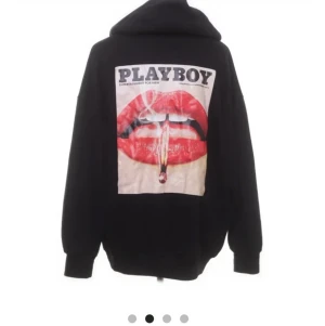 Playboy hoodie - En svart Playboy hoodie i fint skick⚡️⚡️🤍 Köpte på sellpy, men ändrade mig och kan inte skicka tillbaka efter ett visst antal dagar, så säljer vidare den här☺️🤍 Köpte för 300kr och säljer för 250kr +frakt☺️ Om många visar intresse så startar jag budgivning!