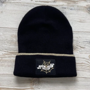 Olympia x Puma mössa <3 - Slutsåld mössa från kollektionen Charlotte Olympia x Puma 🖤 Använd endast en gång! Nypris: 350kr. Mössan har guldglittriga kanter 🖤