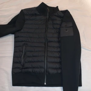 Moncler jacka STORLEK M  - TJENA!!! Säljer denna moncler jacka har haft på mig denna 1 gång o den e precis som ny är du intresserad?? HÖR AV DIG👍😁